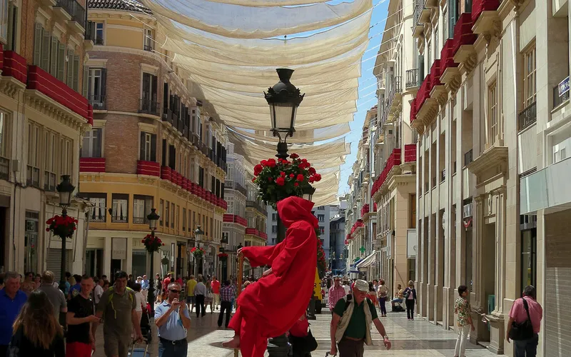 An illusion on the main pedestrian street