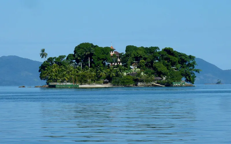 Island on the way to Ilha Grande