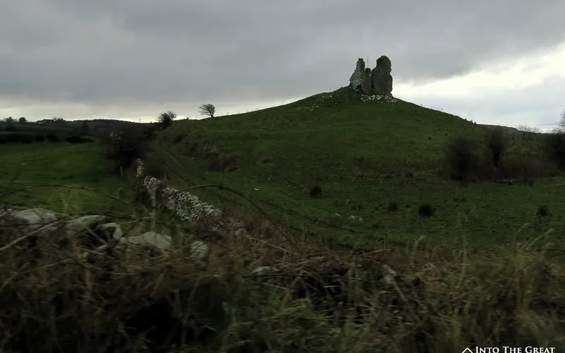 Ruins of a castle on the way to Galway