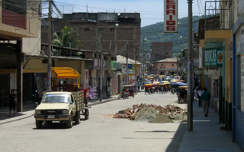 The horde of moto-taxis waiting at a traffic light in Jaen