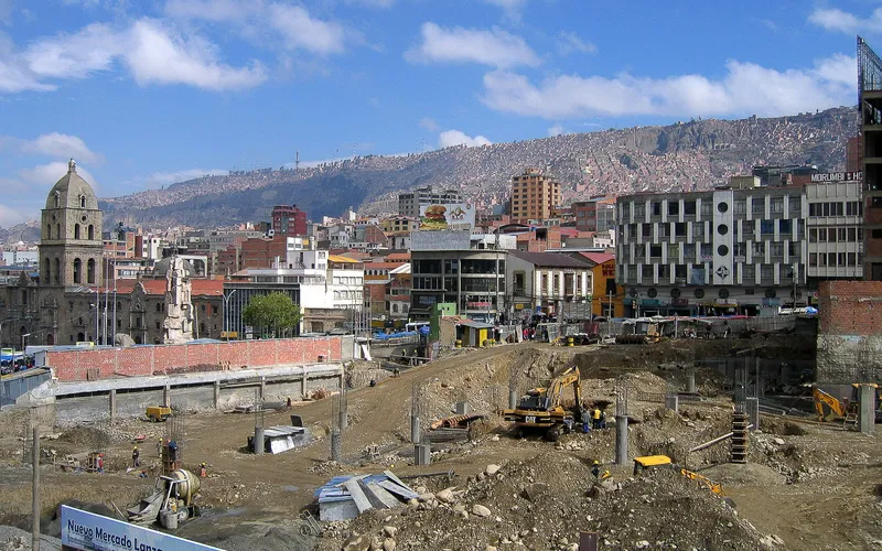 Construction in La Paz and one side of the valley