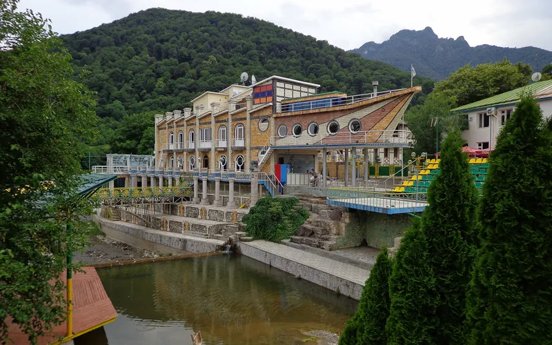 Eclectic Titanic-shaped hotel, Vank
